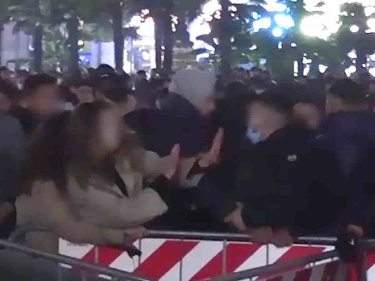 Violenze Capodanno in piazza Duomo, il racconto della vittima: la mancanza d'aria, le mani addosso