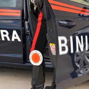 Sant'Anastasia, dito medio ai carabinieri mentre va a firmare in caserma: video sui social e denuncia