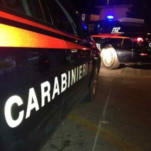 Carrara ubriaco pugno carabiniere