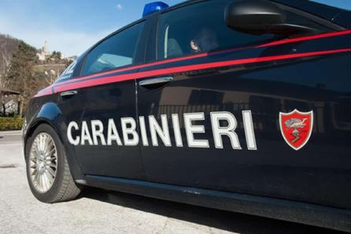 Vercelli, trovato cadavere di una 35enne in un'auto nel canale: ipotesi incidente