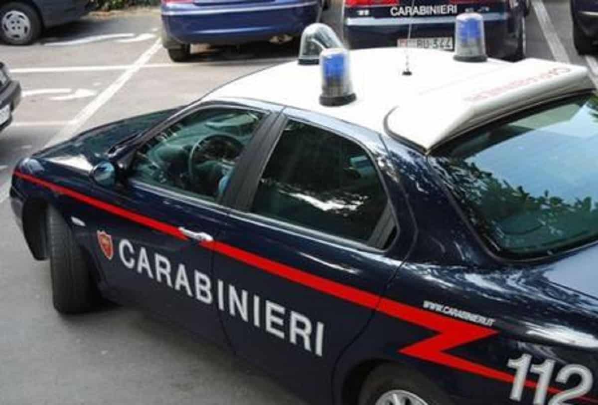 Rende (Cosenza), si dà fuoco davanti alla caserma dei carabinieri: è grave