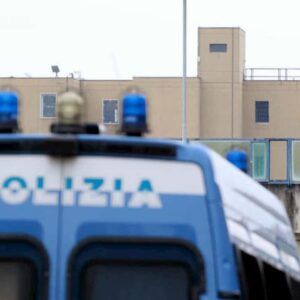 Forlì: detenuto prova a impiccarsi in carcere, poliziotto penitenziario lo salva appena in tempo