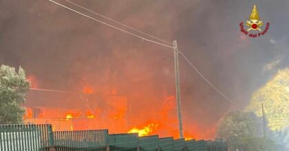 Brescia, incendio sulla Maddalena: montagna continua a bruciare con fiamme che arrivano alle case