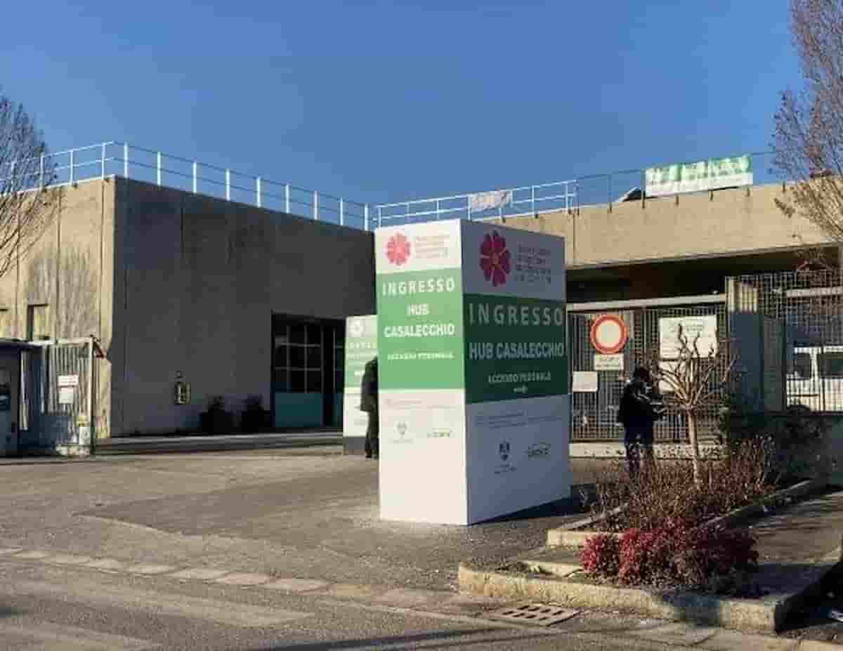 Hub di Casalecchio (Bologna): poliziotto e finanziere causano ritardi e alla fine non si vaccinano
