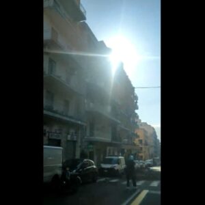 Catania: donna urla, si spoglia e dal balcone lancia mobili e vasi per strada VIDEO
