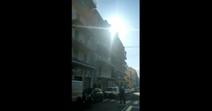 Catania: donna urla, si spoglia e dal balcone lancia mobili e vasi per strada VIDEO