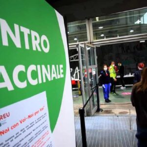 Cagliari, si presenta al centro vaccinale al posto dell'amico no vax in cambio di una cena: arrestato