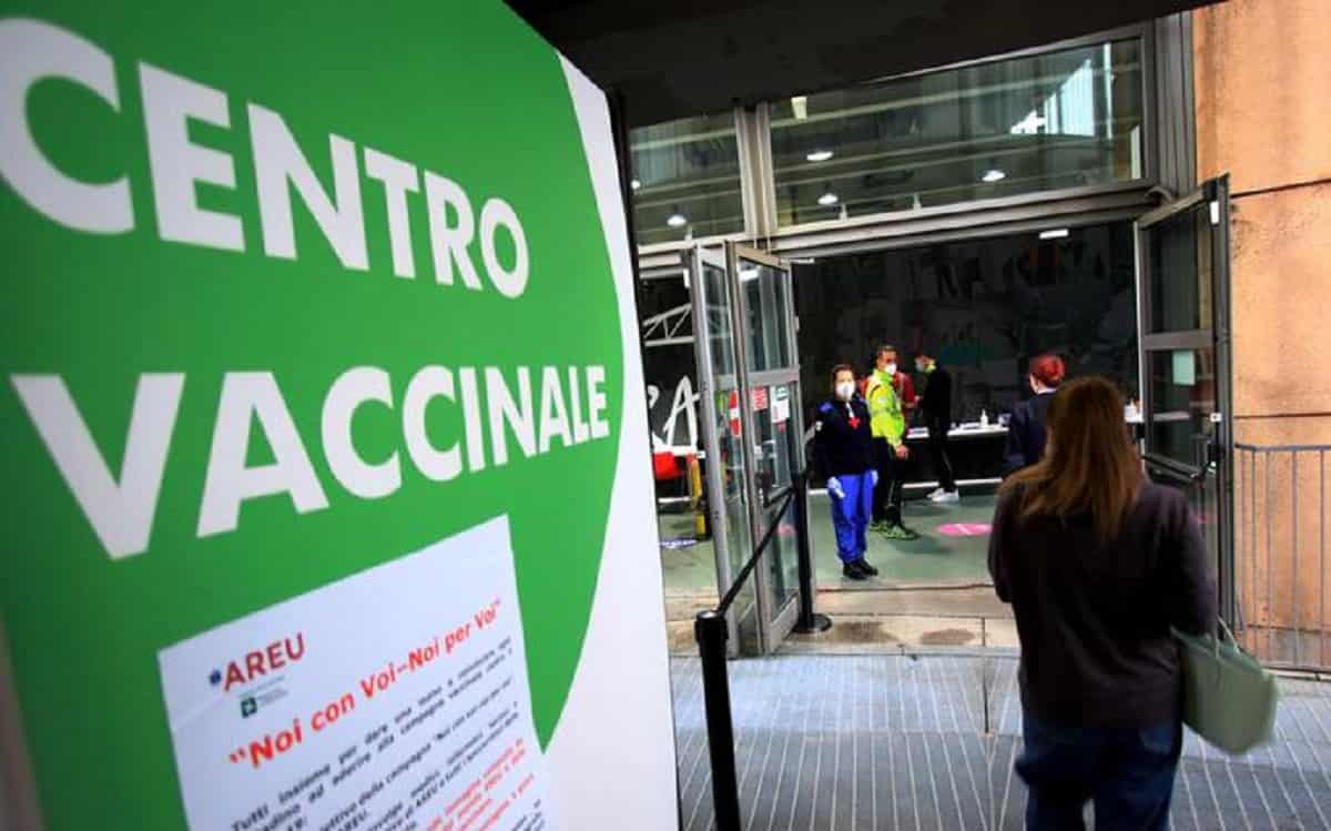 Cagliari, si presenta al centro vaccinale al posto dell'amico no vax in cambio di una cena: arrestato