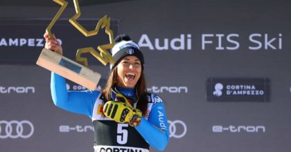 Sci, Coppa del mondo a Cortina, trionfa Elena Curtoni ma l’Italia trema per il ginocchio di Sofia Goggia