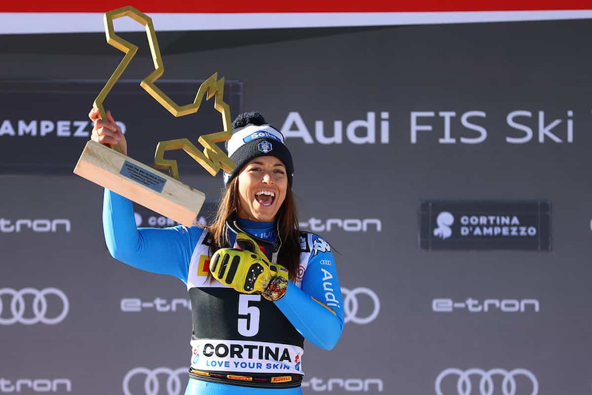 Sci, Coppa del mondo a Cortina, trionfa Elena Curtoni ma l’Italia trema per il ginocchio di Sofia Goggia