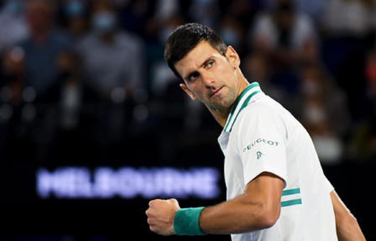 Australia vs Djokovic, giudice sospende l’espulsione. Ma il campione torna in stato di fermo