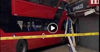Londra, autobus a due piani contro un edificio, 19 feriti tra cui tre bambini che andavano a scuola