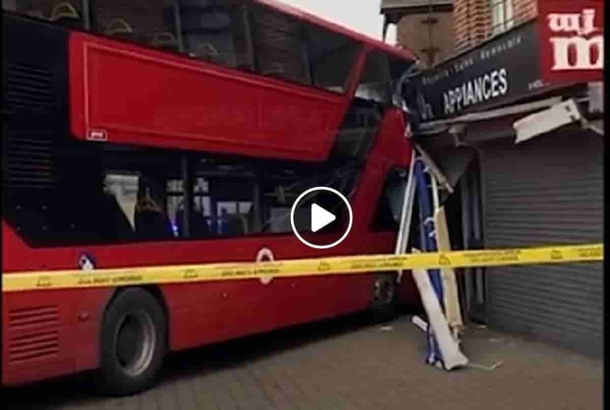 Londra, autobus a due piani contro un edificio, 19 feriti tra cui tre bambini che andavano a scuola