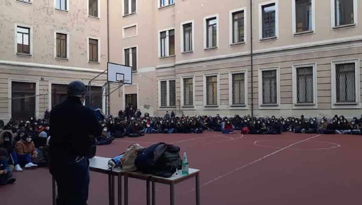 Milano, studenti occupano liceo Manzoni: "Occupiamo tutta la settimana"