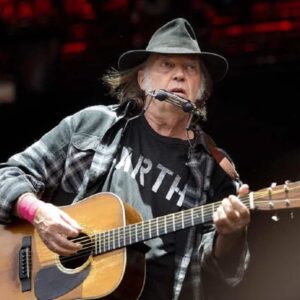 Spotify sfratta Neil Young dopo la sua lettera contro il commentatore no vax Joe Rogan