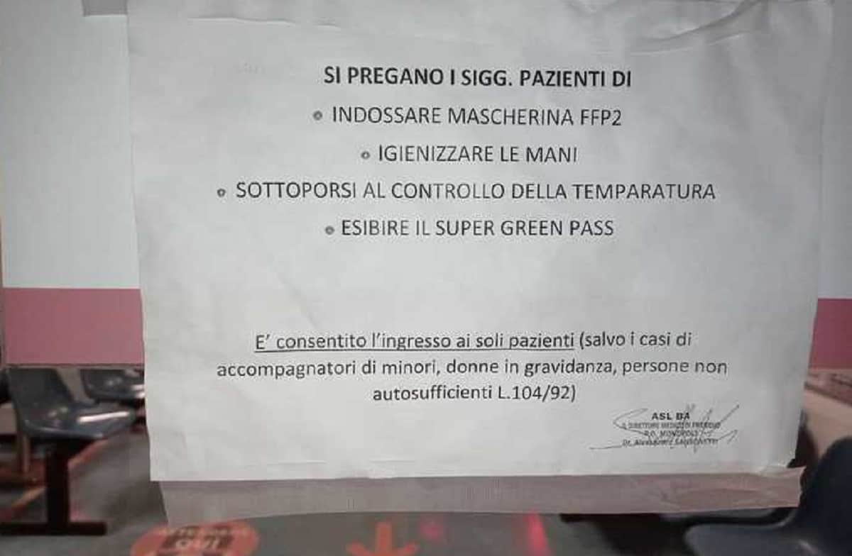 I non vaccinati non possono entrare in ospedale, il caso in Puglia: visite solo col Super Green Pass