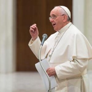 Papa Francesco e le donne, santa ipocrisia: parla di violenza e ignora quella della Chiesa che non le fa sacerdoti