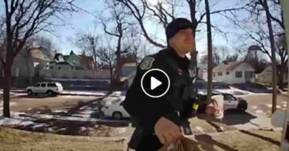 Poliziotto arresta un rider per strada, poi consegna il cibo a domicilio al suo posto VIDEO