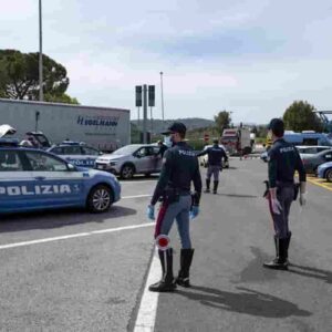 Roma, non si ferma al posto di blocco e tenta di investire un poliziotto: era positivo e doveva essere a casa