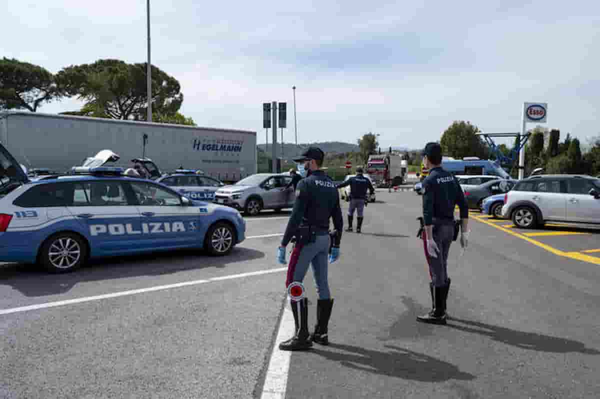 Roma, non si ferma al posto di blocco e tenta di investire un poliziotto: era positivo e doveva essere a casa