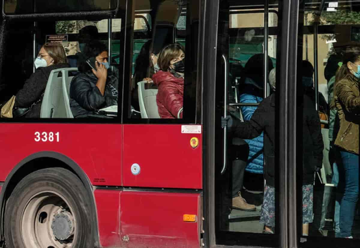 Roma, passeggero senza Super Green Pass: prima multa (400 euro) sul bus