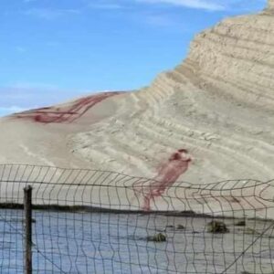 Scala dei Turchi, polvere di intonaco rosa ha deturpato la spiaggia di Realmonte (Agrigento)