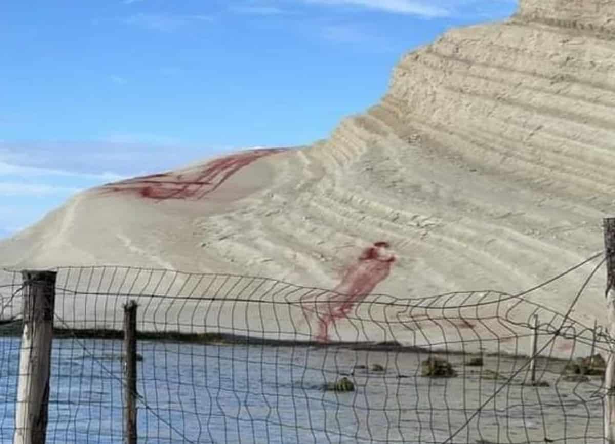 Scala dei Turchi, polvere di intonaco rosa ha deturpato la spiaggia di Realmonte (Agrigento)