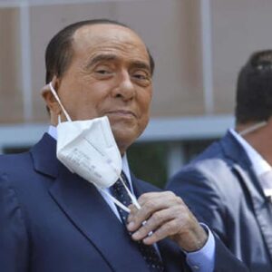 Silvio Berlusconi ha un'infezione: ricovero al San Raffaele non solo controlli di routine