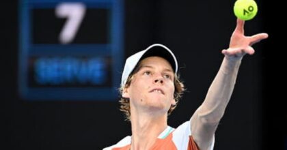Australian Open, Jannik Sinner perde in tre set contro Tsitsipas. Addio sogno semifinale
