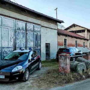 Strambino (Torino), marito e moglie trovati morti in auto: ipotesi omicidio-suicidio