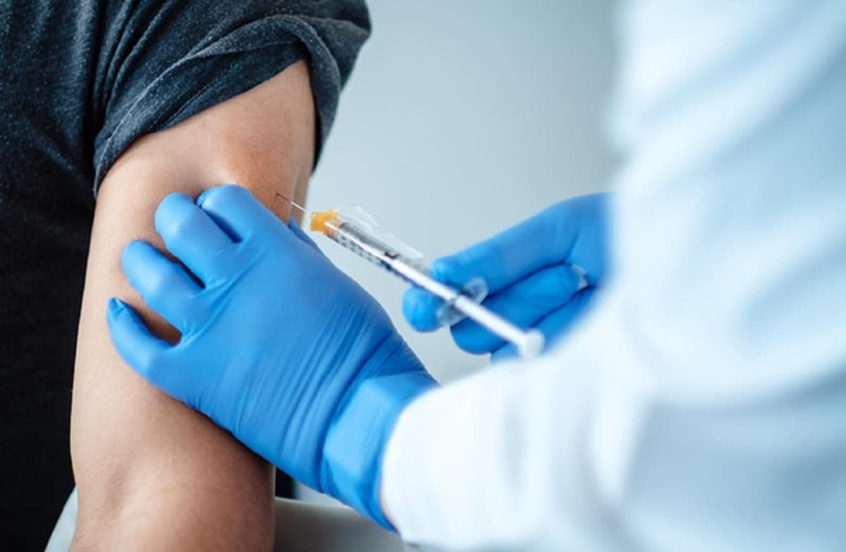 Vaccini, l'Ema: "Ad oggi non ci sono prove sulla necessità di una quarta dose"