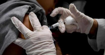 Vaccini, la terza dose non si trova più: il caso della maestra che rischia la sospensione