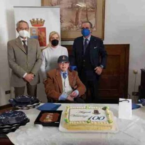 Vincenzo Caracciolo, il poliziotto di 100 anni che arrestò Lucky Luciano a Roma: festa con la polizia