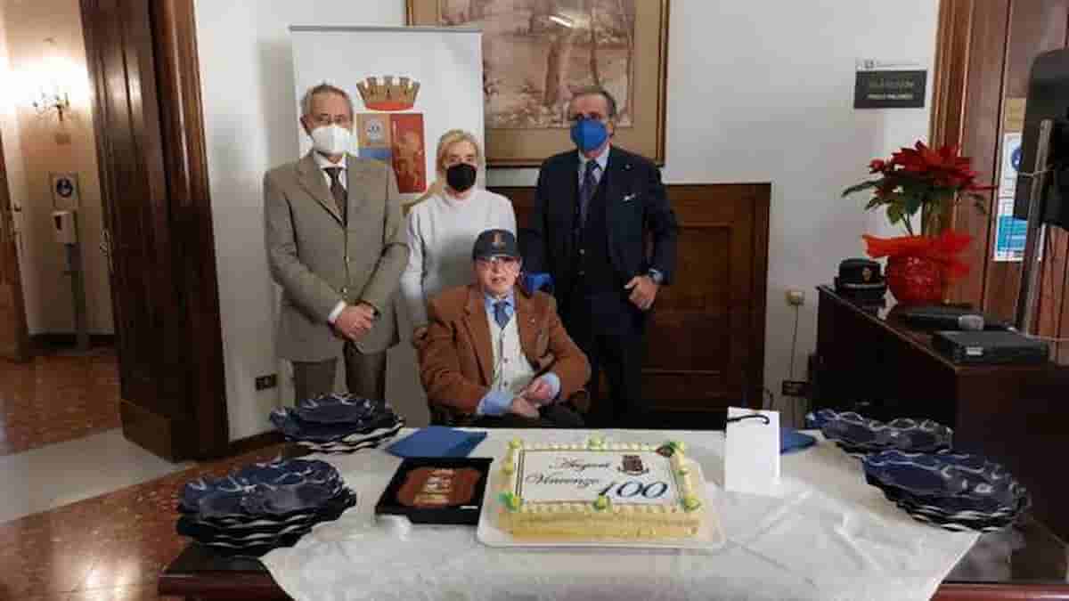 Vincenzo Caracciolo, il poliziotto di 100 anni che arrestò Lucky Luciano a Roma: festa con la polizia