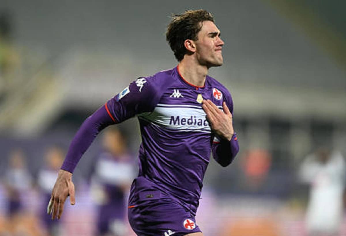Vlahovic, accordo tra Fiorentina e Juventus: i viola ora puntano Cabral o Milik
