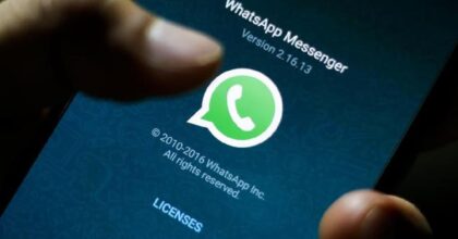 WhatsApp, novità sui messaggi vocali: potranno essere ascoltati anche fuori dalla chat