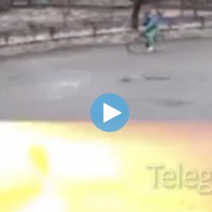 Russia-Ucraina: razzo colpisce una donna in bicicletta a Uman VIDEO Così muore un civile inerme