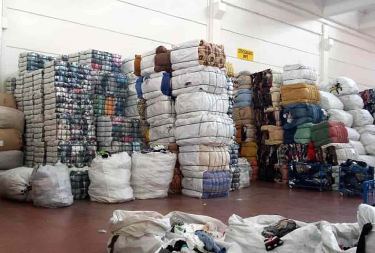 Resina non muore mai: tonnellate abiti usati spacciati come nuovi nei negozi a Roma, Milano...