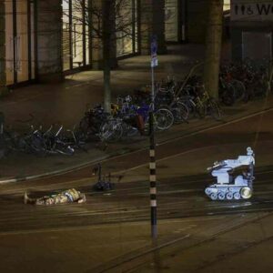 Amsterdam, il 27enne barricato nell'Apple Store con un ostaggio: chiedeva 200 milioni di euro in criptovaluta