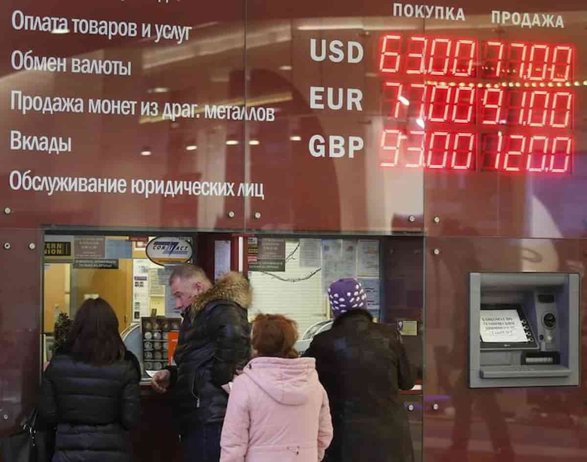 Ucraina, borse: crollo automatico dopo l'invasione russa, Mosca brucia un terzo della capitalizzazione