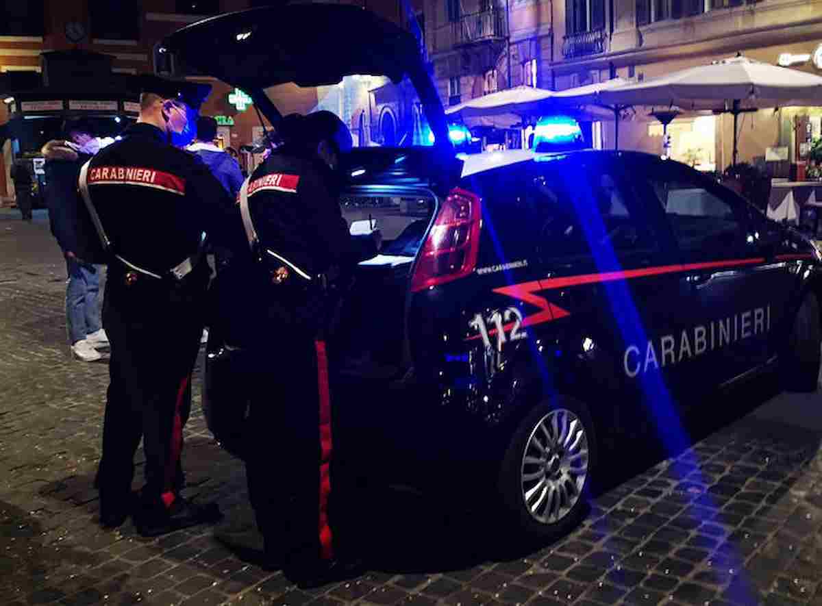 Roma, taglia l'orecchio al rivale con il coltello al culmine di una lite in strada: arrestato 26enne