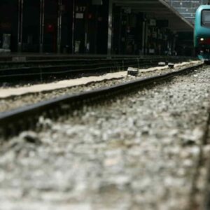 Carmagnola, annuncia il suicidio su Instagram e si lancia sotto il treno in cui viaggia la madre. Aveva 19 anni