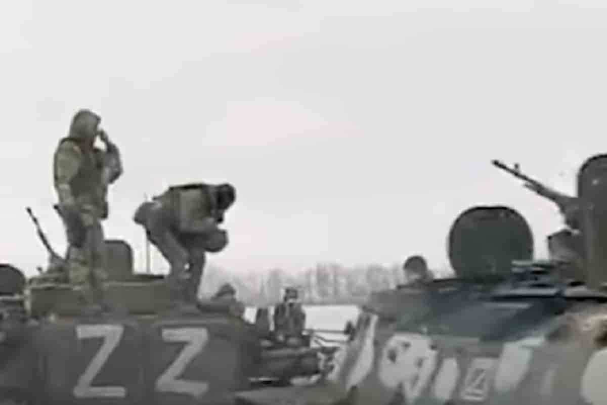 Carri armati russi con la Z disegnata, che vuol dire: strategia militare o un avviso al fuoco amico