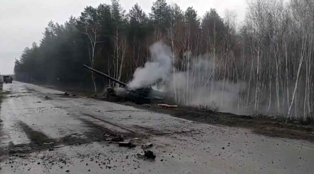 Ucraina mostra un carro armato russo distrutto
