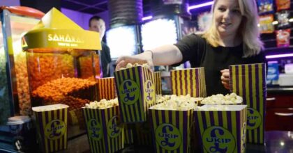 Decreto green pass è legge: tornano i popcorn al cinema, sì alle feste popolari. Slitta la revoca del certificato verde