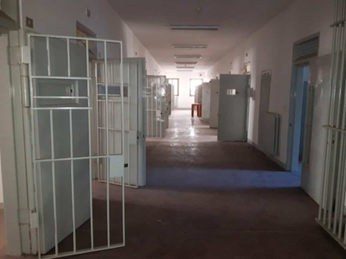 Varese, due detenuti evasi dal carcere: ricerche in corso