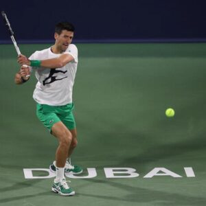 Djokovic torna sul campo da tennis a Dubai: l'italiano Lorenzo Musetti battuto con due set 6-3