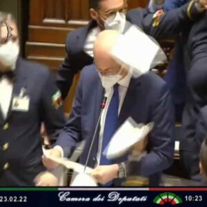 Fiducia dl vaccini, caos alla Camera: lancio di fogli contro il ministro D'Incà dei deputati di Alternativa