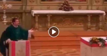 Don Matteo Selmo canta Gianni Morandi, Mahmood e Elisa durante l'omelia VIDEO prete Lonato del Garda