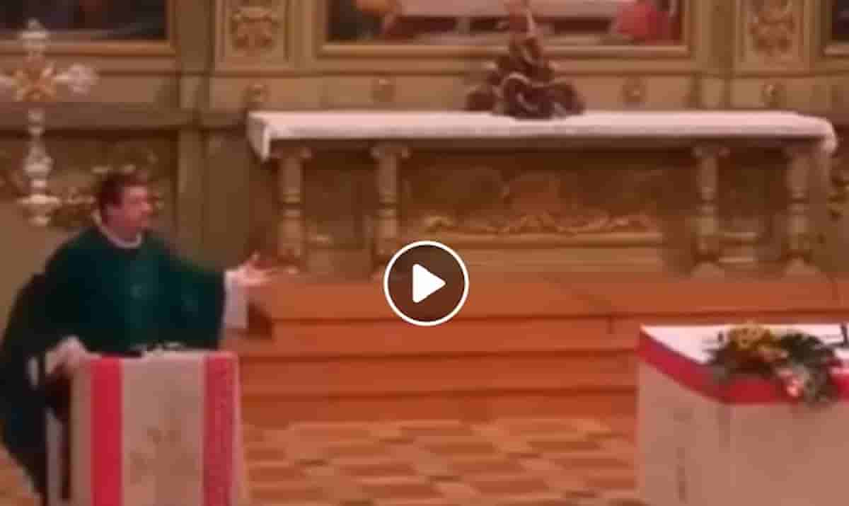 Don Matteo Selmo canta Gianni Morandi, Mahmood e Elisa durante l'omelia VIDEO prete Lonato del Garda